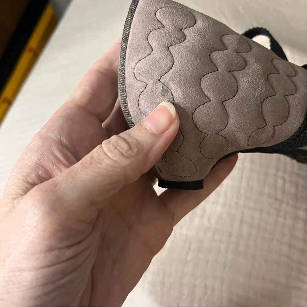 TSUBO Gray Suede Leather Quilted Kitten Heel Sz 8 Anti Slip Mary Jane Juba Pump